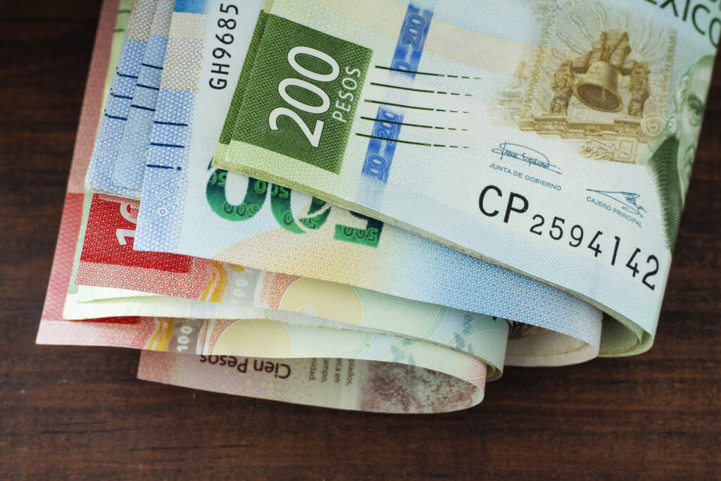 arreglo-de-billetes-mexicanos-alto-angulo